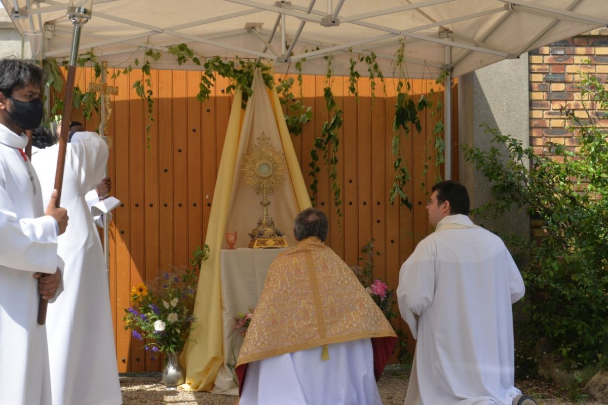 Procession de la Fête-Dieu. © Marie-Christine Bertin / Diocèse de Paris.