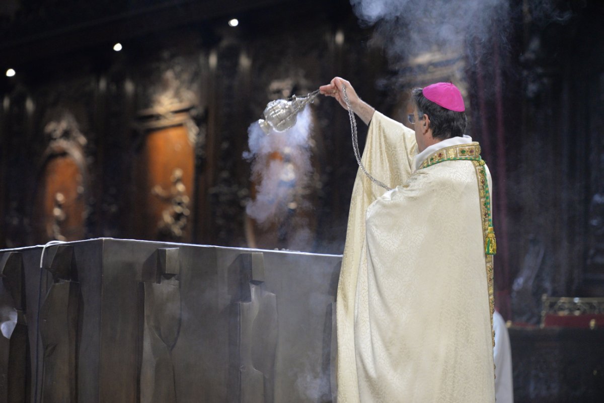 Encensement de l'autel. © Marie-Christine Bertin / Diocèse de Paris.