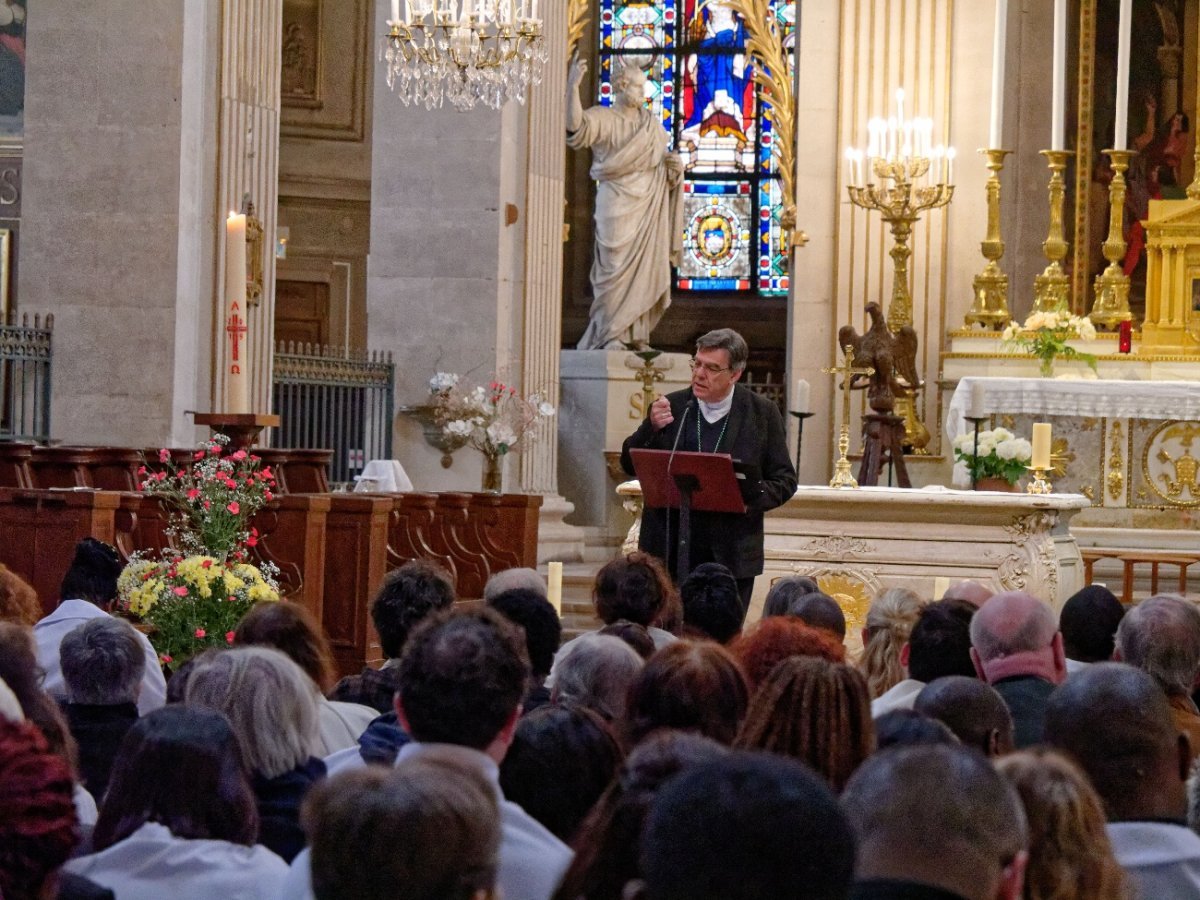 Rassemblement des néophytes à Saint-Louis en l'Île. © Yannick Boschat / Diocèse de Paris.