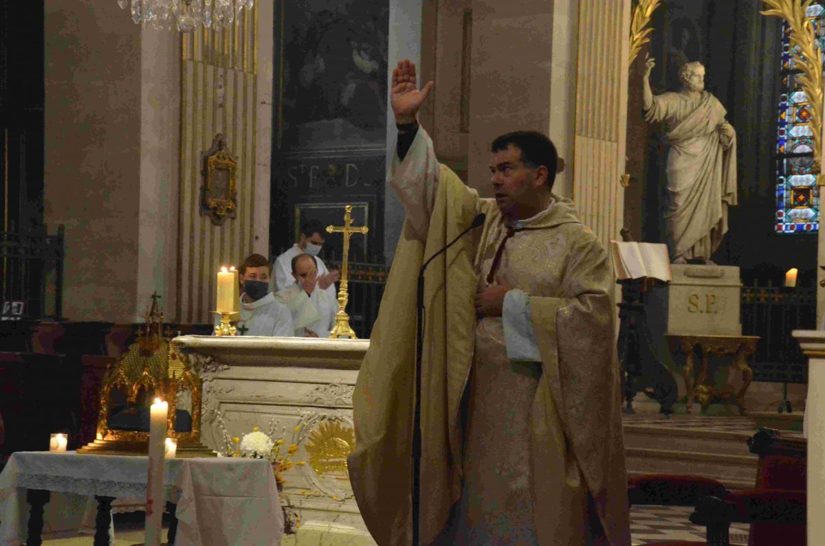 Accueil des reliques de sainte Geneviève à Saint-Louis en l'Île. © Michel Pourny / Diocèse de Paris.