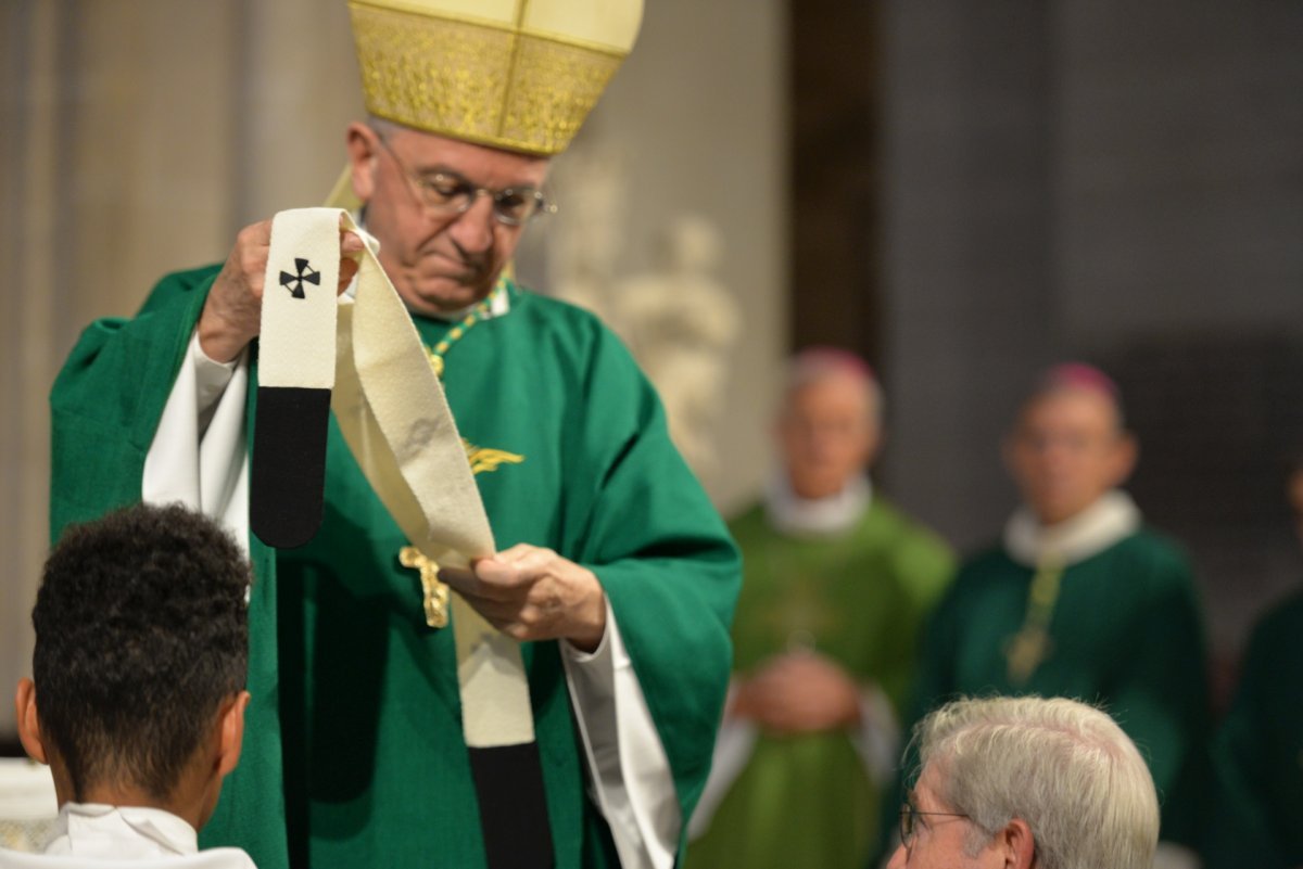 Imposition du pallium à Mgr Laurent Ulrich. © Marie-Christine Bertin / Diocèse de Paris.