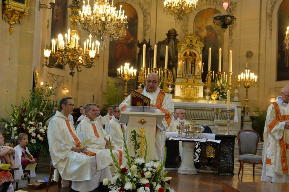 Ordinations diaconales en vue du sacerdoce 2019. Par Mgr Denis Jachiet, évêque auxiliaire de Paris, le 22 septembre 2019 à Saint-Paul-Saint-Louis. © Marie-Christine Bertin / Diocèse de Paris.