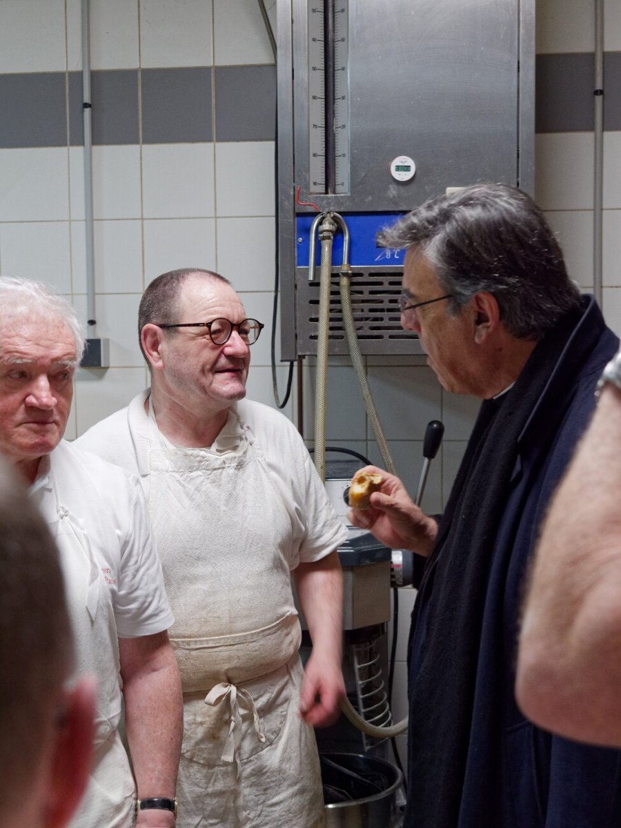 Préparation des petits pains de sainte Geneviève. Visite de Mgr Michel Aupetit, archevêque de Paris. © Yannick Boschat / Diocèse de Paris.