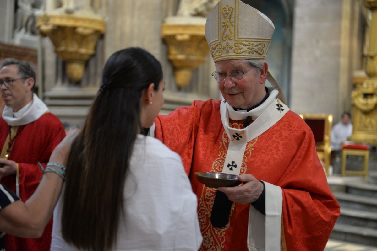 Confirmation des adultes au cours de la Vigile de Pentecôte 2023, (…). © Marie-Christine Bertin / Diocèse de Paris.