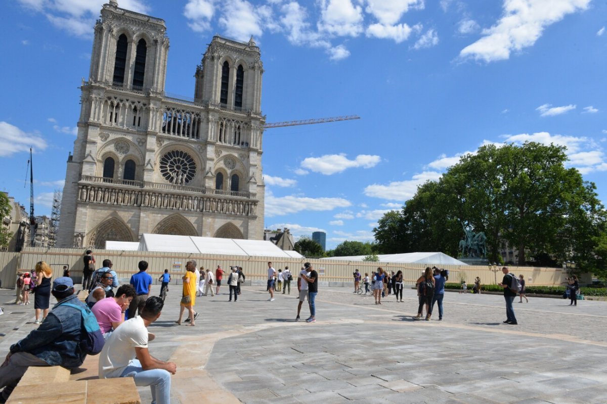 Réouverture du parvis de Notre-Dame de Paris. © Marie-Christine Bertin / Diocèse de Paris.