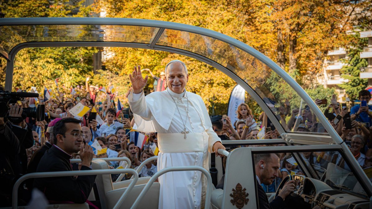 Trajet en papamobile du pape Léon XIV. © Marvin Prevost / Diocèse de Paris.