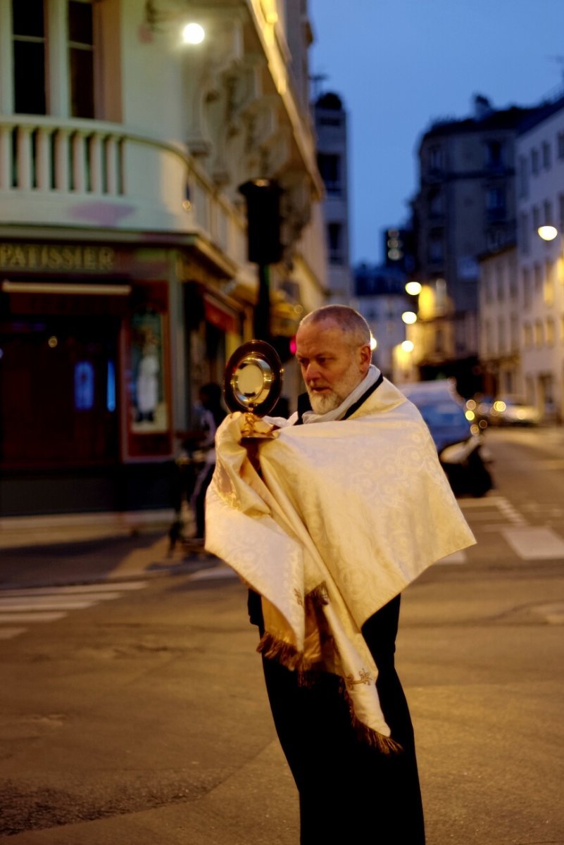 Bénédiction du quartier de Notre-Dame de la Salette. © Trung Hieu Do / Diocèse de Paris.