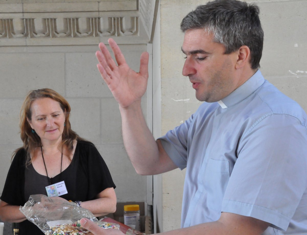 Pélerinage de Lisieux pour les 6e-5e - Père Emmanuel Coquet. © Diocèse d'Evry.