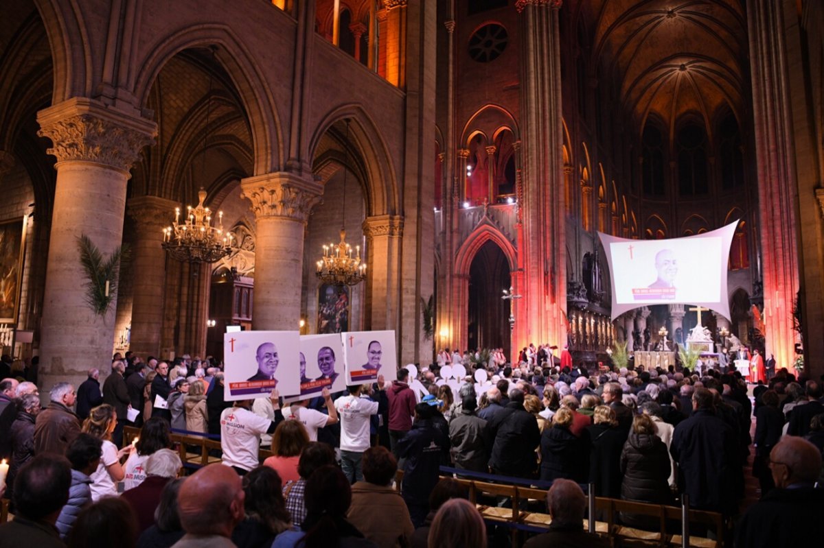 “La Nuit des Témoins” à Notre-Dame de Paris. © Laurence Mullenders.