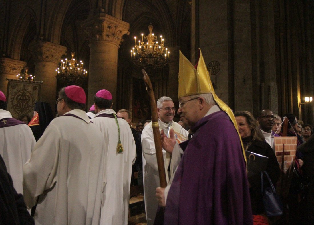 Procession de sortie, Mgr Vingt-Trois bénit les fidèles. © Armelle de Brichambaut.