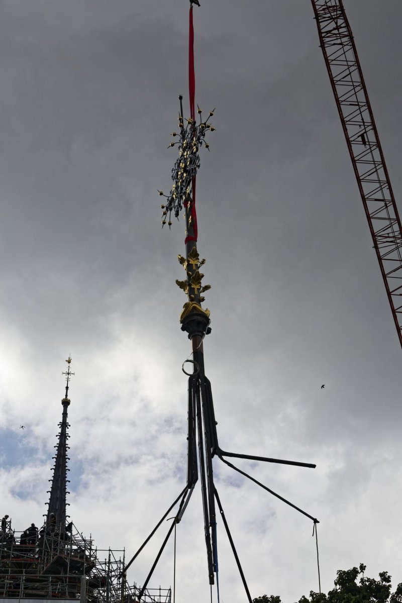 Bénédiction et repose de la croix du chevet de Notre-Dame de Paris. © Yannick Boschat / Diocèse de Paris.