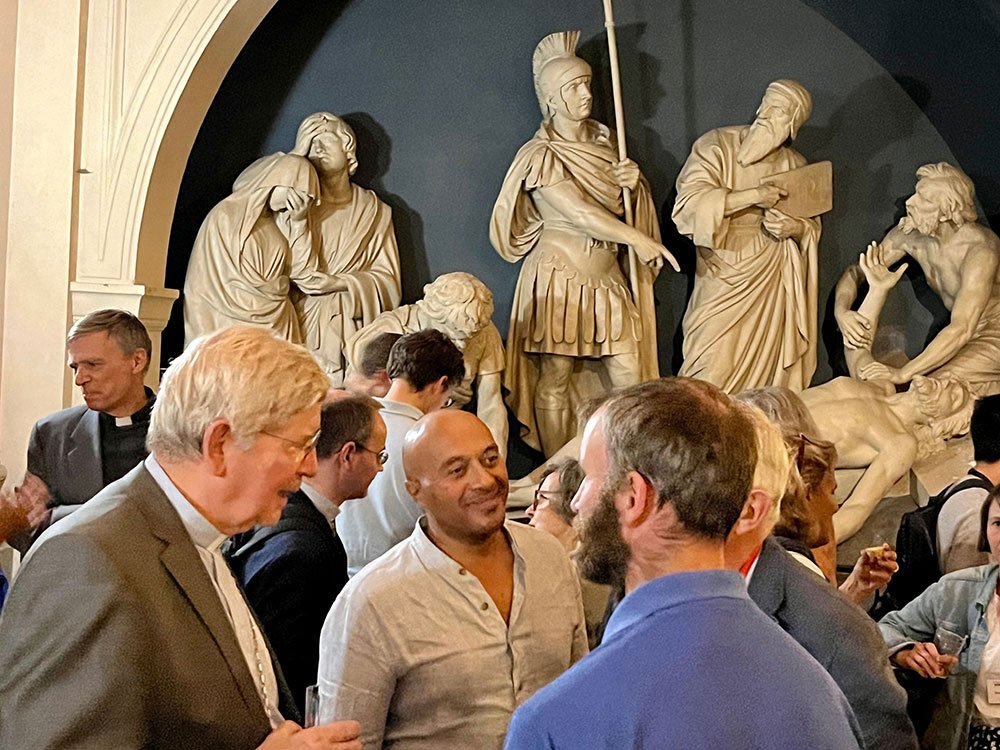 Monseigneur Laurent Ulrich en grande discussion avec les agents de la (…). 