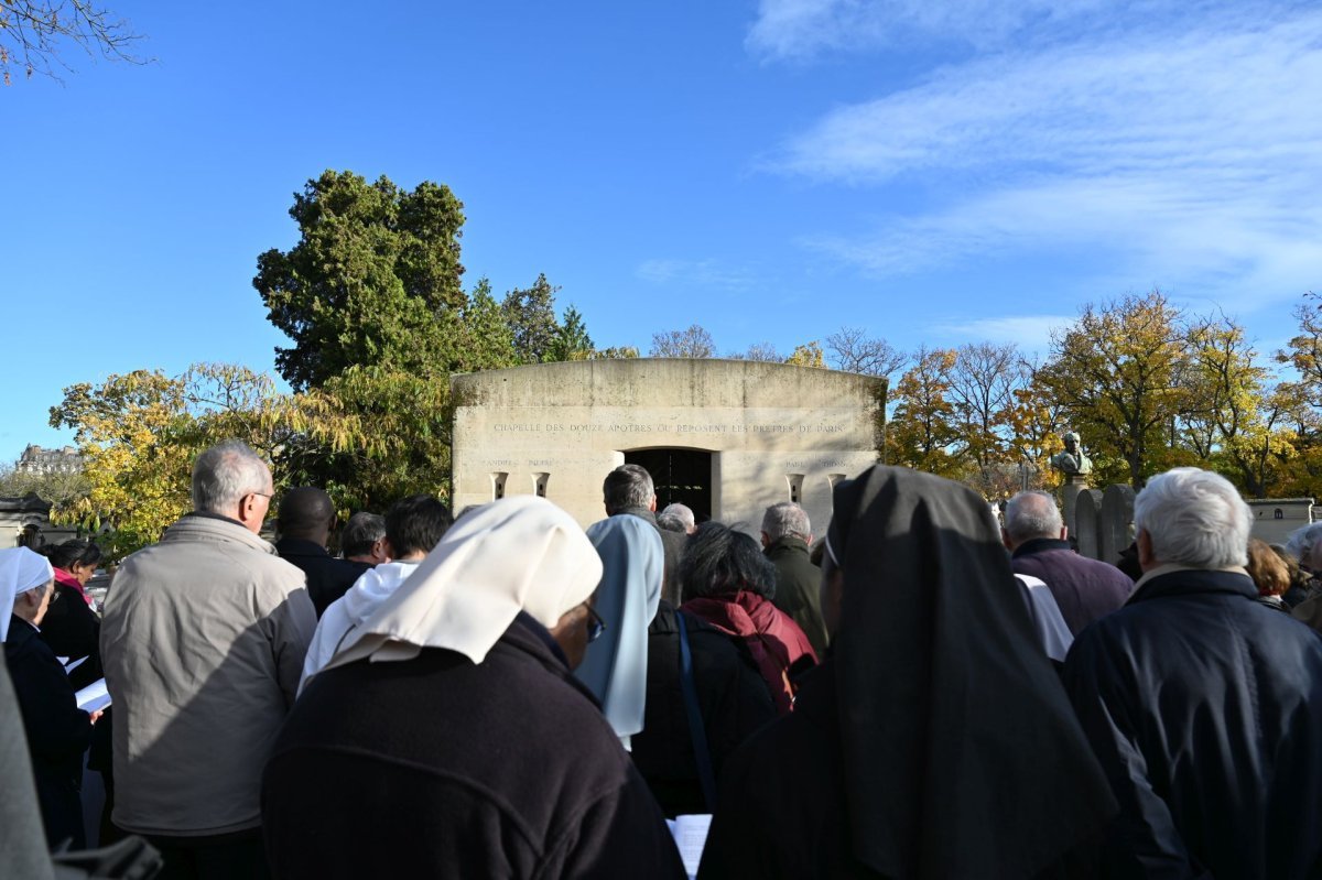 Prière pour les prêtres défunts au cimetière Montparnasse 2025. © Marie-Christine Bertin / Diocèse de Paris.