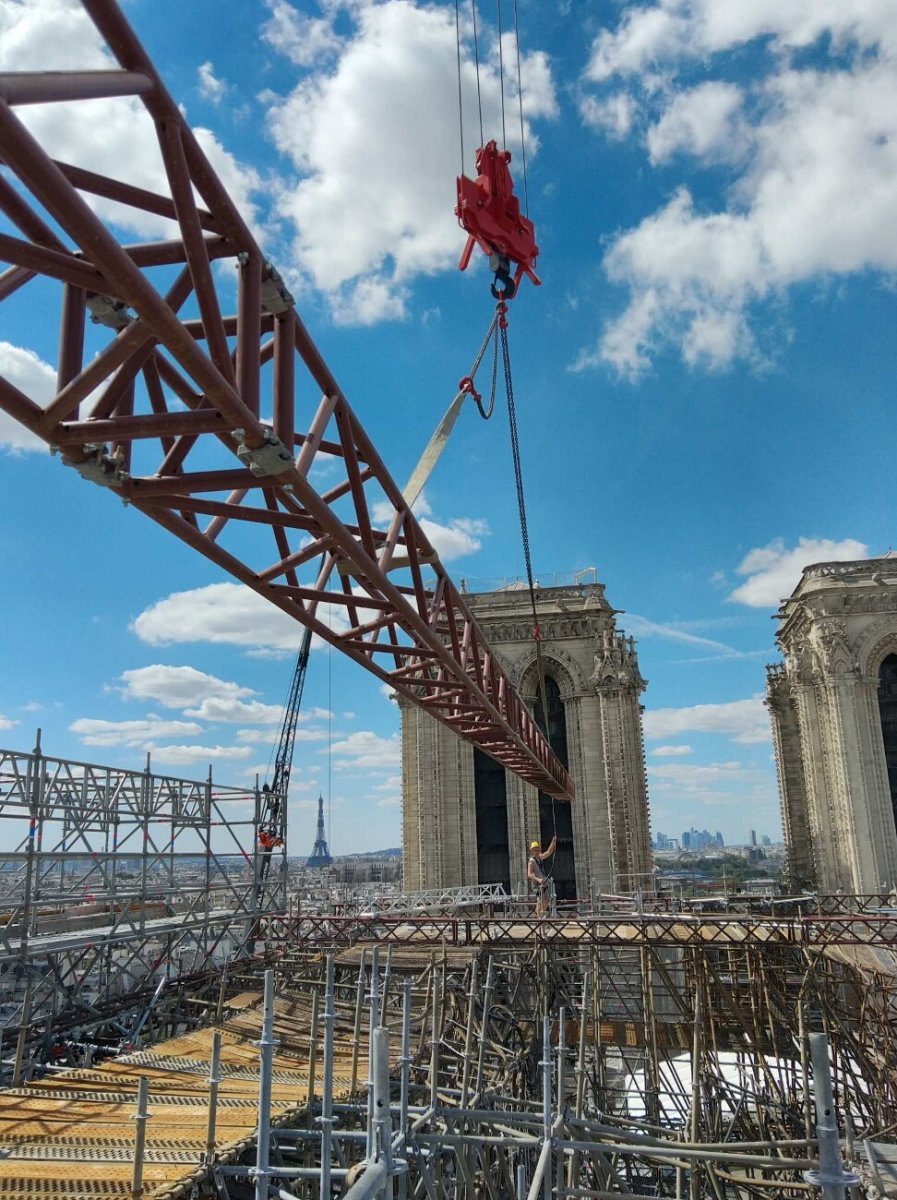 Installation d'une poutrelle pour ceinturer l'échafaudage sinistré. 5 mai 2020 © Didier Cuiset / Europe Echafaudage.