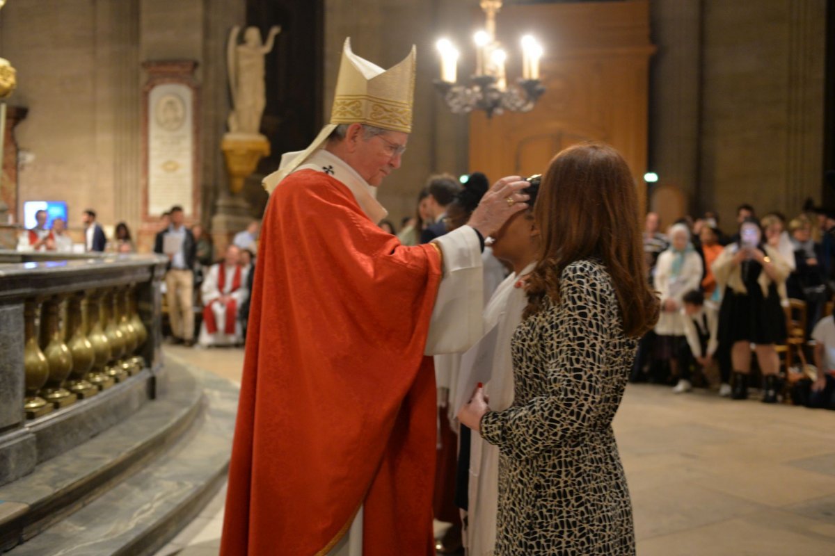 Confirmation des adultes au cours de la Vigile de Pentecôte 2023, (…). © Marie-Christine Bertin / Diocèse de Paris.