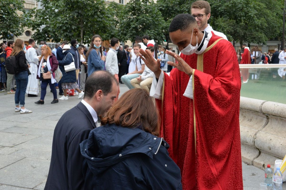 Bénédiction sur le parvis de Saint-Sulpice. © Marie-Christine Bertin / Diocèse de Paris.