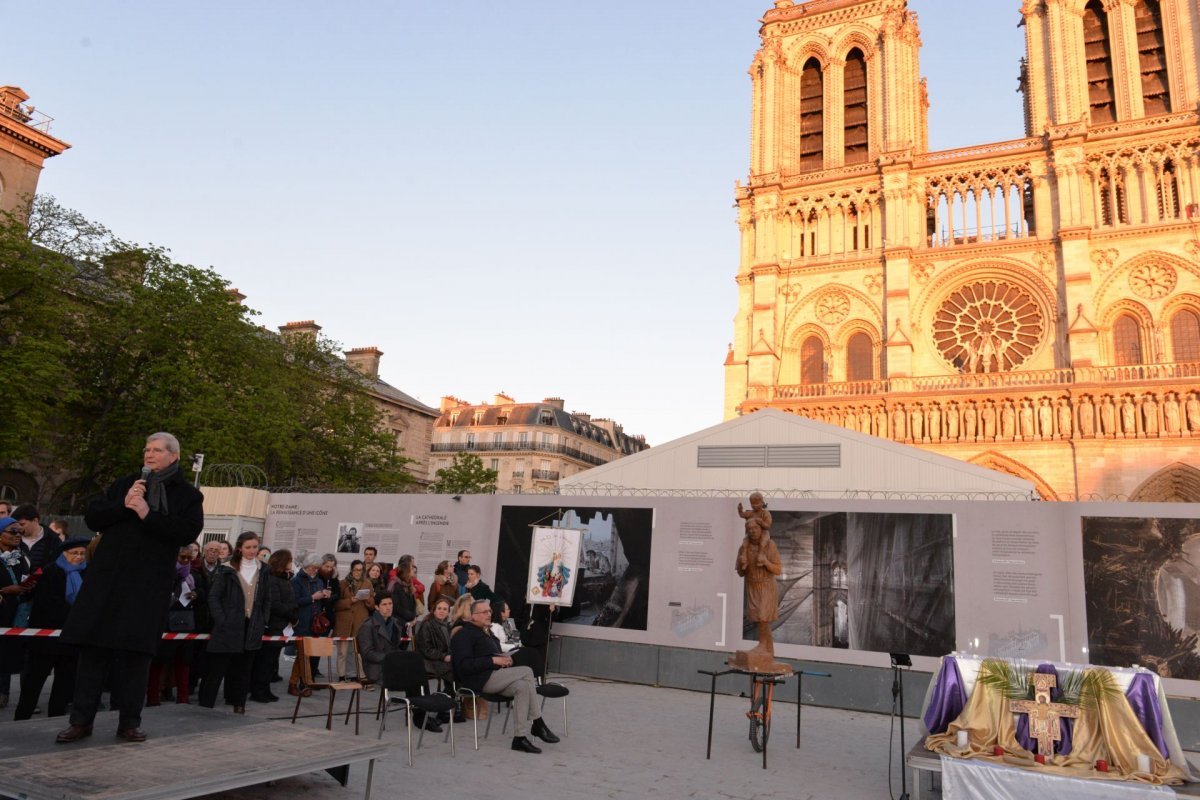 Veillée à Notre Dame avec Pierres Vivantes. © Marie-Christine Bertin / Diocèse de Paris.