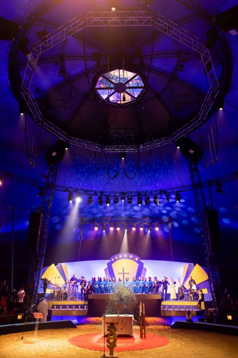 Messe de minuit sous le chapiteau du Cirque Gruss 2022. © Olivier Braj.