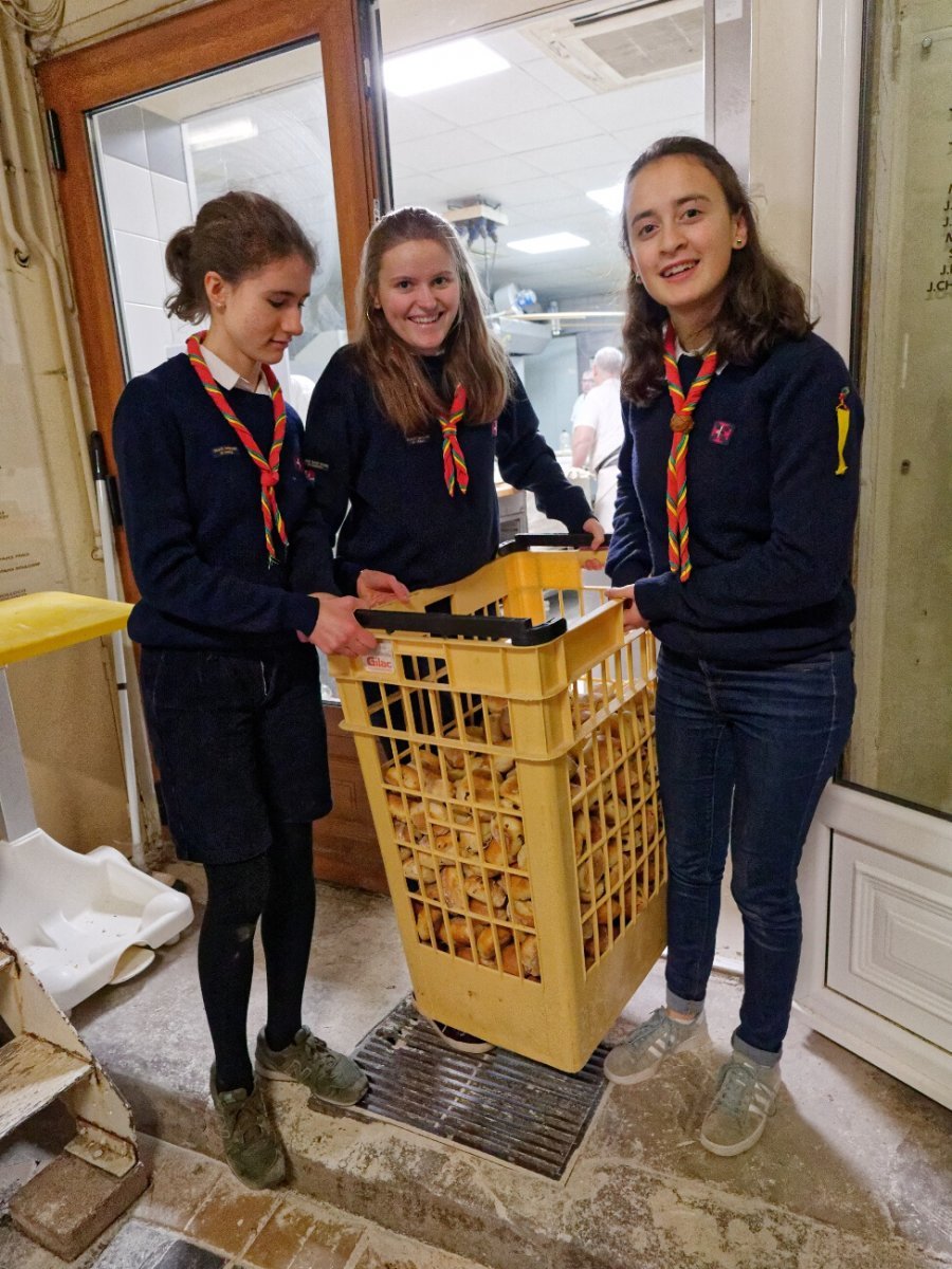 Préparation des petits pains de sainte Geneviève. © Yannick Boschat / Diocèse de Paris.