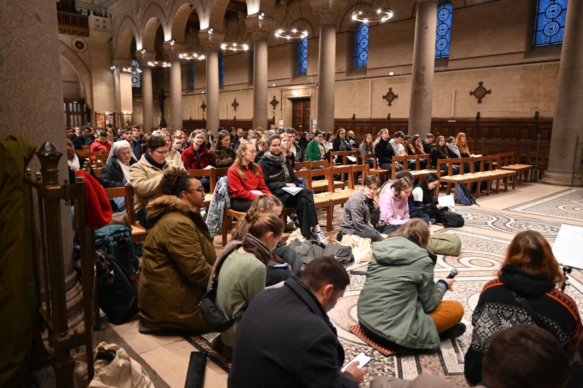 Prière du matin à Saint-Pierre de Montrouge. © Marie-Christine Bertin / Diocèse de Paris.