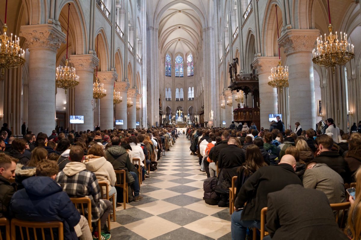 Prière du milieu du jour à Notre-Dame de Paris. © Yannick Boschat / Diocèse de Paris.