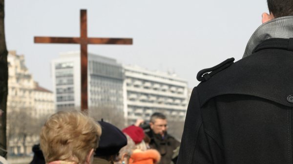 Chemins de croix dans les rues de Paris