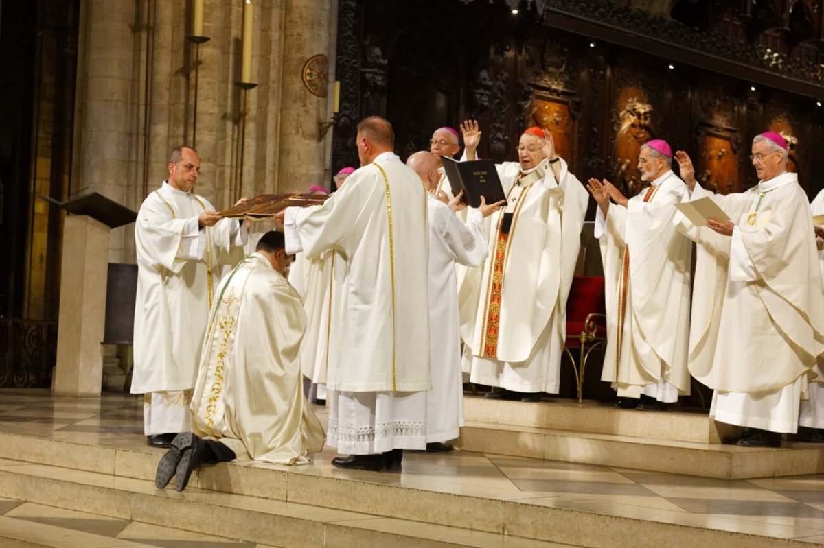 Prière d'ordination. © Yannick Boschat / Diocèse de Paris.