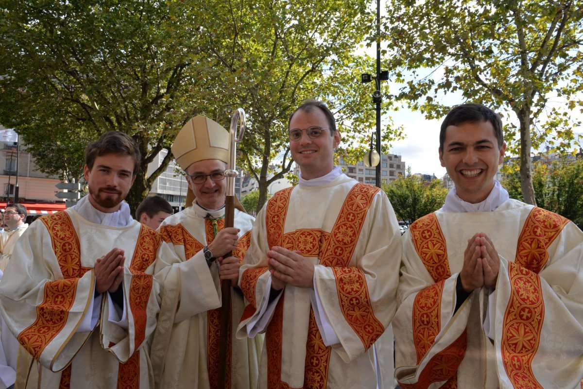 Ordinations d'Henri Beaussant, Philippe Cazala et Pierre-Henri Debray à (…). © Marie-Christine Bertin.