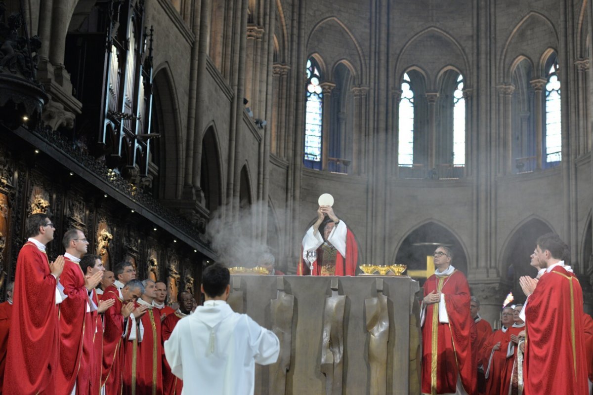 Liturgie eucharistique. © Marie-Christine Bertin / Diocèse de Paris.