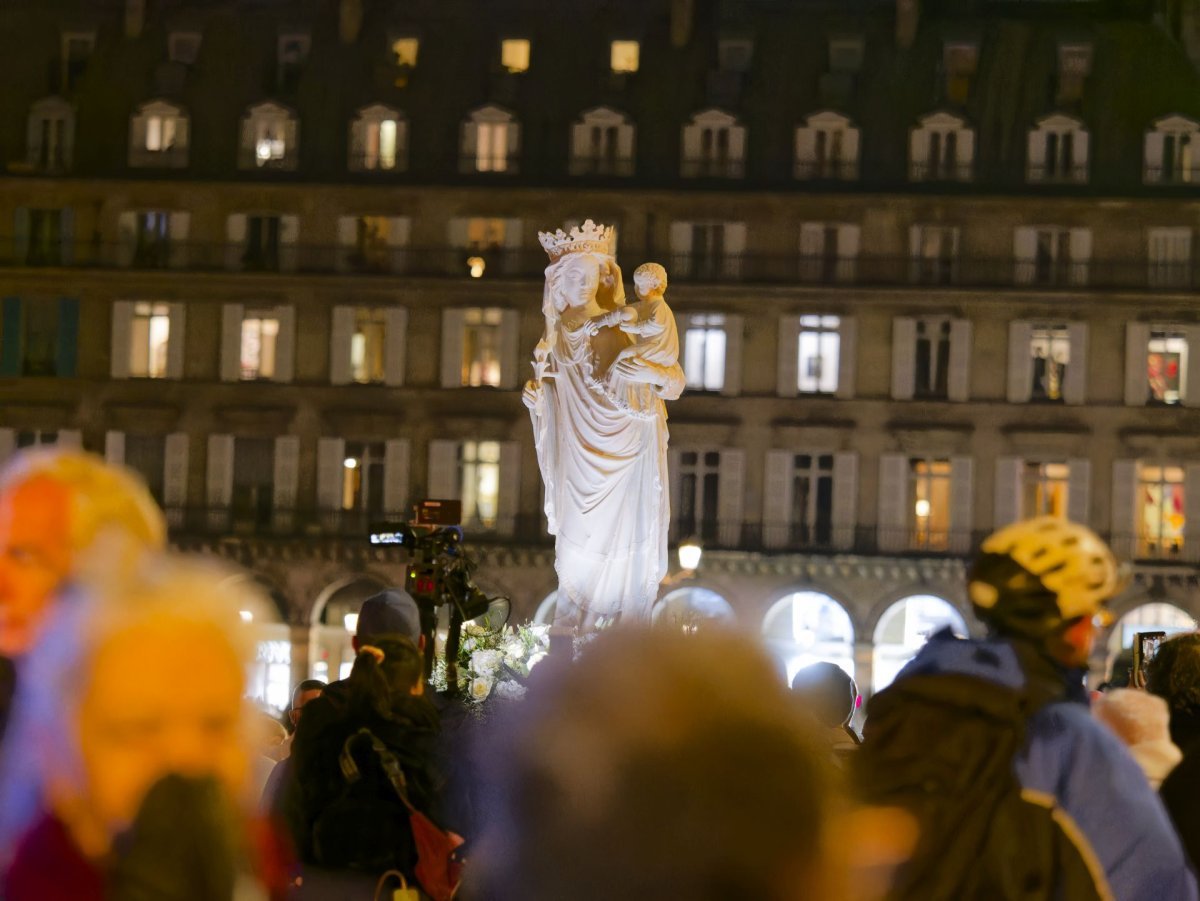 Notre Dame retrouve sa Cathédrale : procession vers le parvis de la cathédrale. © Yannick Boschat / Diocèse de Paris.