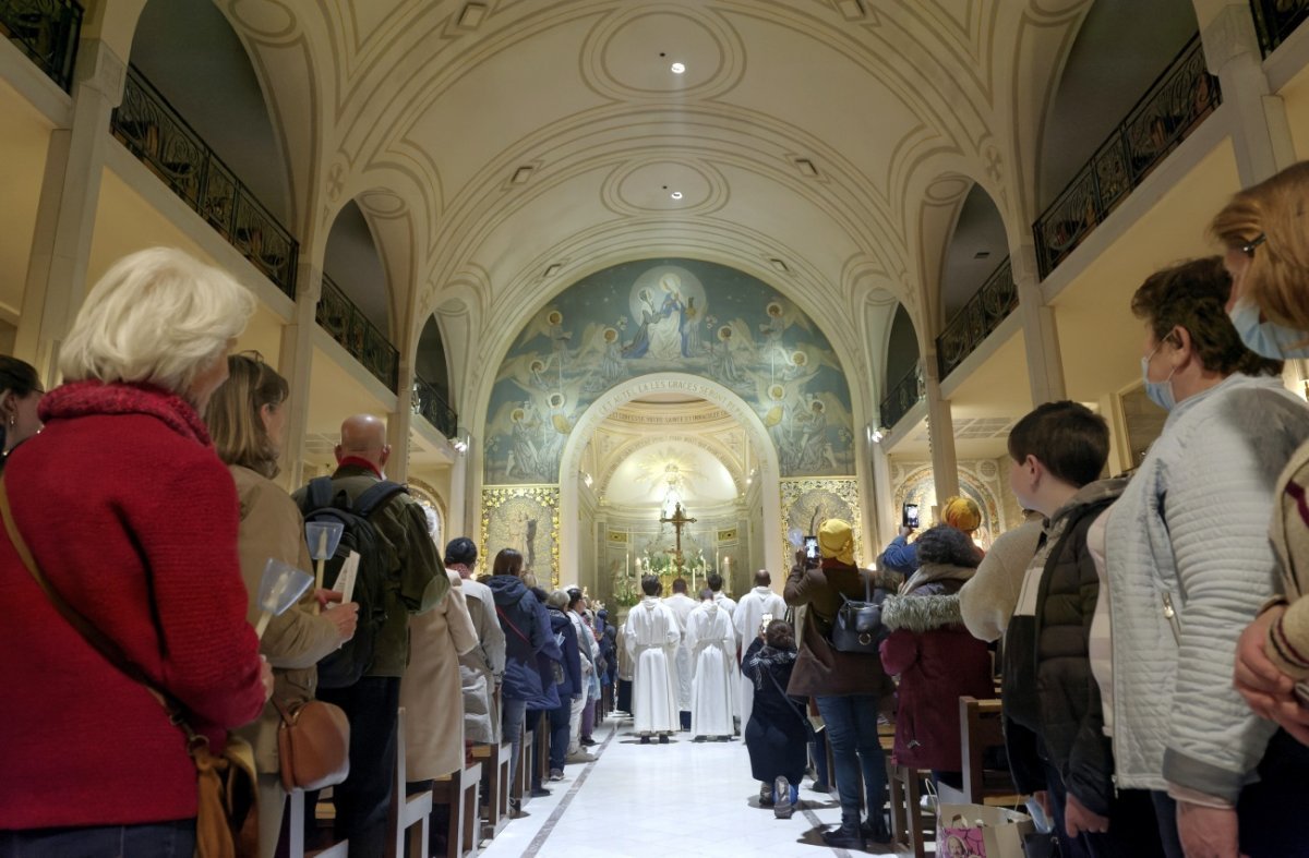 Procession mariale “Marcher avec Marie”. © Trung Hieu Do / Diocèse de Paris.