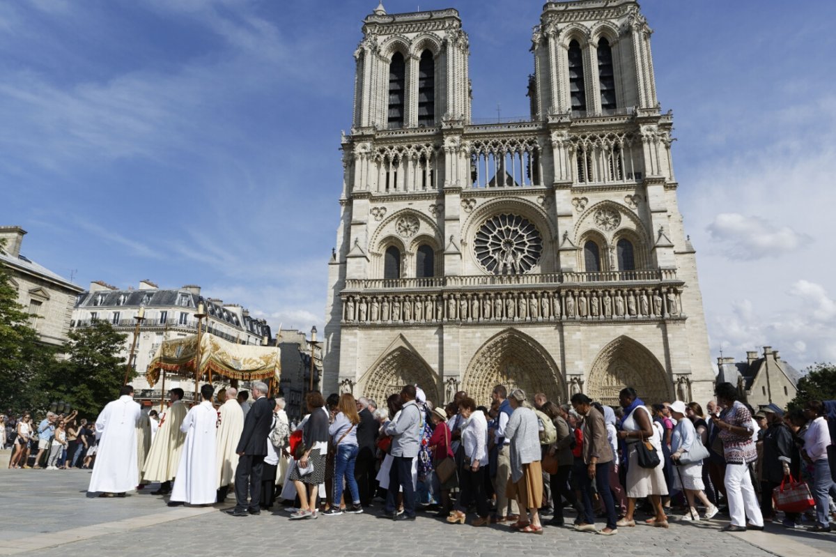 Procession à Notre-Dame de Paris. © Yannick Boschat / Diocèse de Paris.