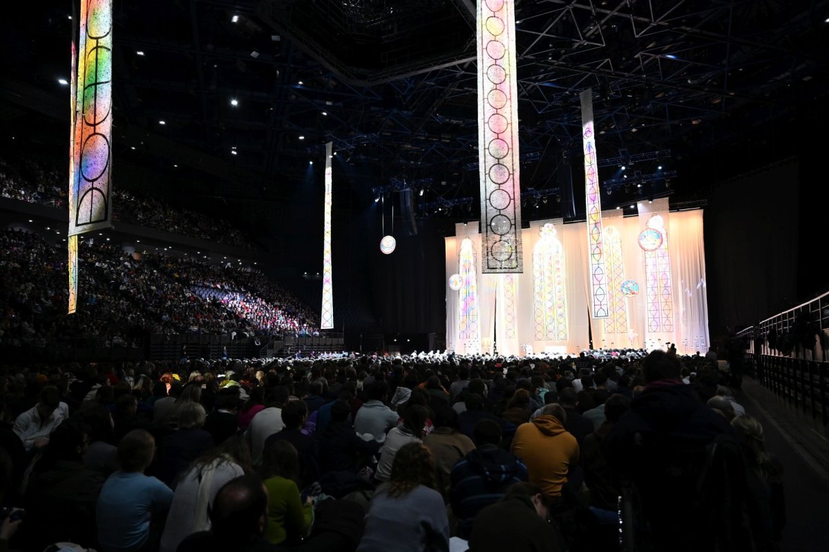 Prière du soir à l'Accor Arena à Bercy. © Marie-Christine Bertin / Diocèse de Paris.