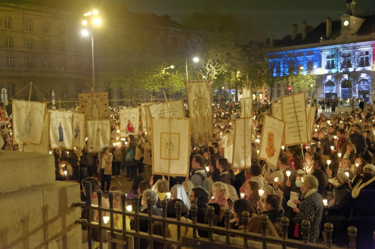 Procession mariale “Marcher avec Marie”. © Trung Hieu Do / Diocèse de Paris.