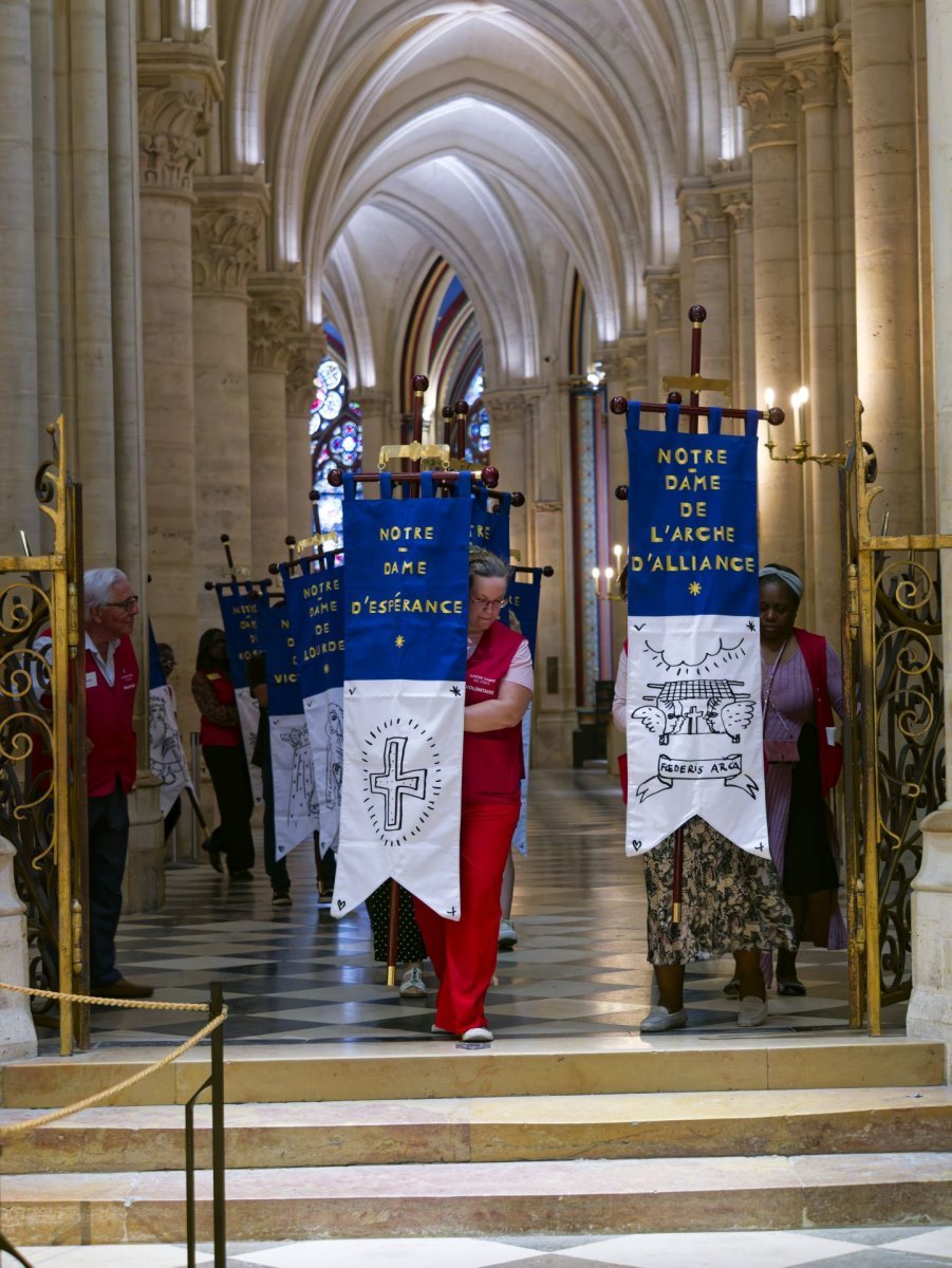 Procession dans la Cathédrale pour l'Assomption 2026. © Yannick Boschat / Diocèse de Paris.