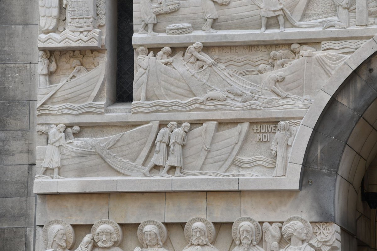 Tympan sculpté restauré de Saint-Pierre de Chaillot. © D. R..