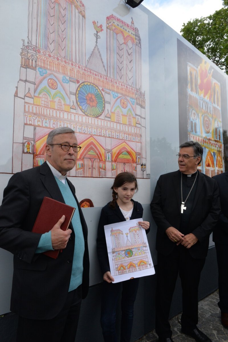 Inauguration de l'exposition de dessins au pied de la cathédrale. © Marie-Christine Bertin / Diocèse de Paris.