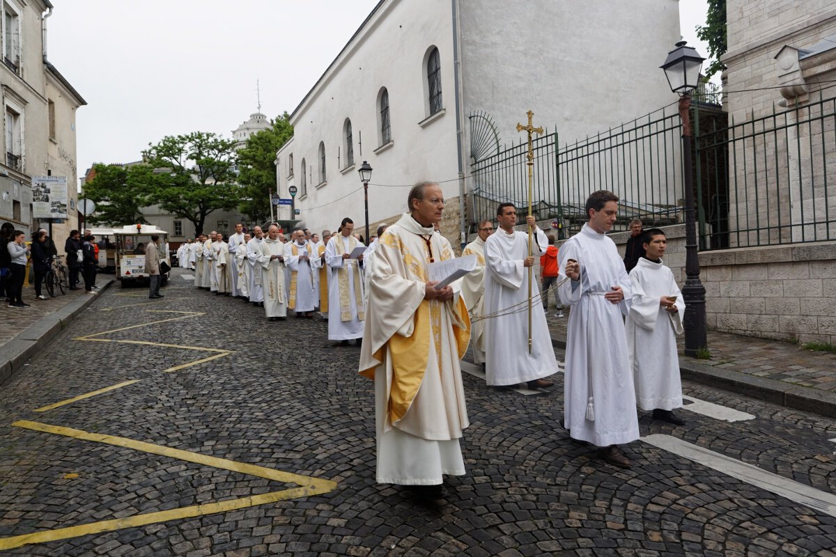 Procession jusqu'à la basilique du Sacré-Cœur de Montmartre. © Yannick Boschat / Diocèse de Paris.