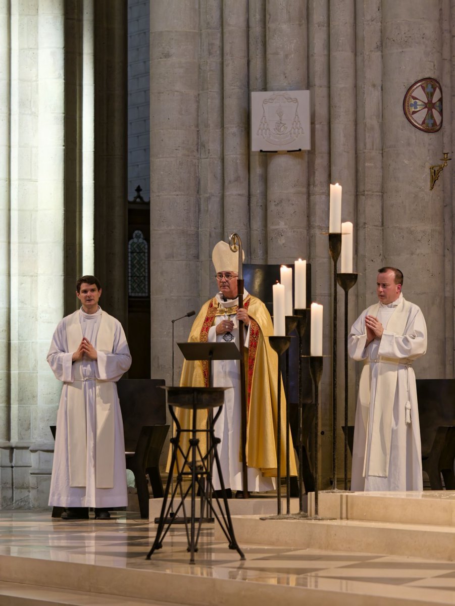 Vêpres à Notre-Dame de Paris à l'arrivée de la marche pour les vocations. © Yannick Boschat / Diocèse de Paris.