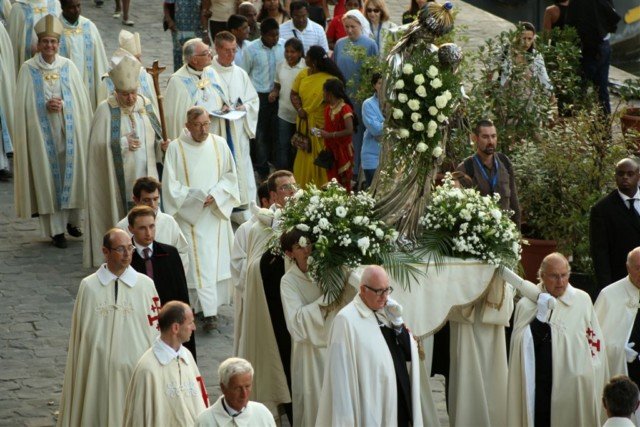 Procession fluviale du 15 août 2009. © saint-hippolyte.net.