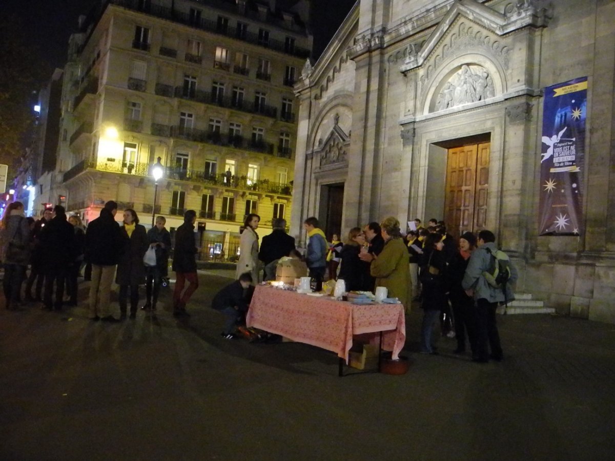 Rencontres et chants sur le parvis de Notre-Dame des Champs (6e). Notre-Dame des Champs © Marie-Christine Bertin / Diocèse de Paris.