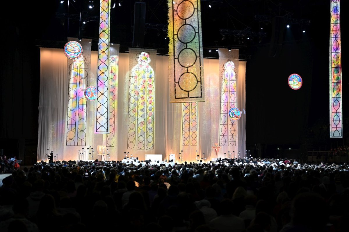 Prière du soir à l'Accor Arena à Bercy. © Marie-Christine Bertin / Diocèse de Paris.
