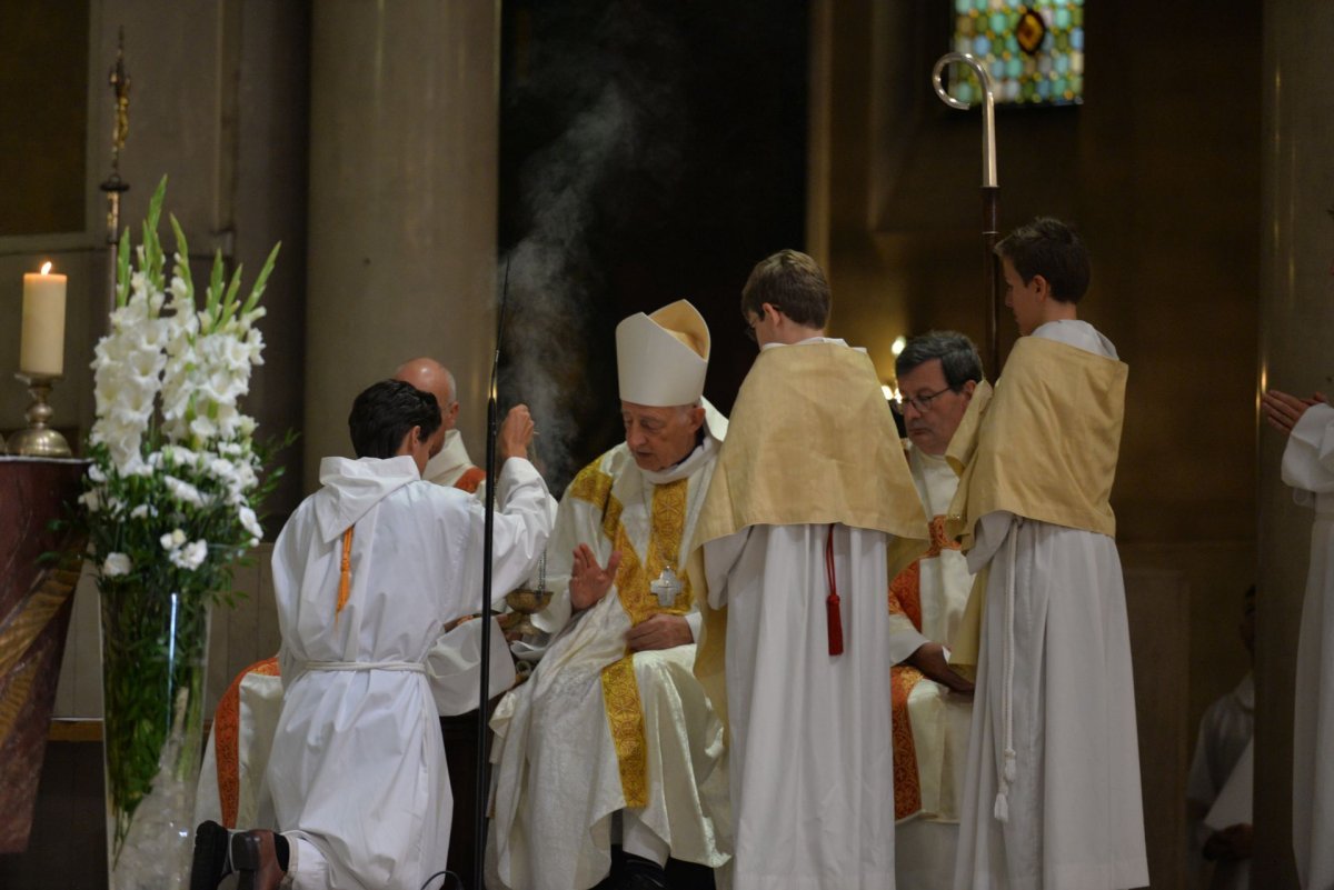 Ordinations diaconales en vue du sacerdoce à Saint-Ferdinand des Ternes (17e). © Marie-Christine Bertin / Diocèse de Paris.