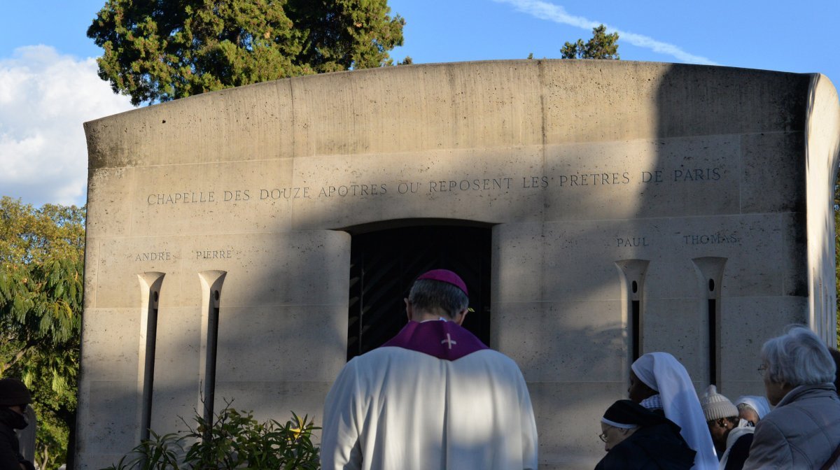 Prière pour les prêtres défunts au cimetière Montparnasse 2018. © Marie-Christine Bertin / Diocèse de Paris.