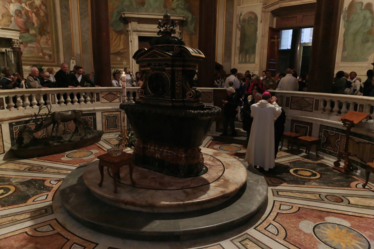 Après la messe, les pèlerins ont pu renouveler les promesses de leur baptême (…). © Priscilia de Selve / Diocèse de Paris.