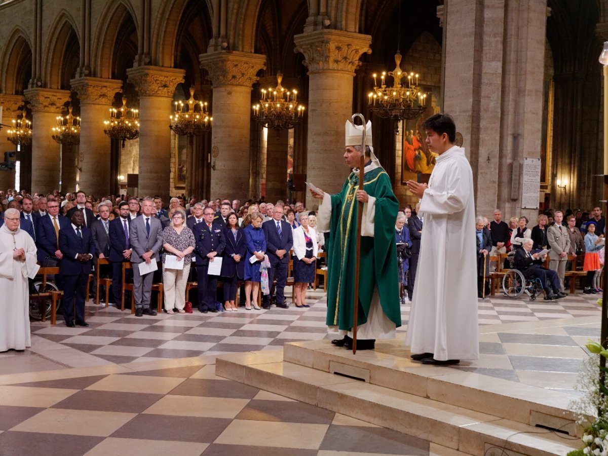 Lecture de la plaque instituant cette messe de commémoration. © Yannick Boschat / Diocèse de Paris.