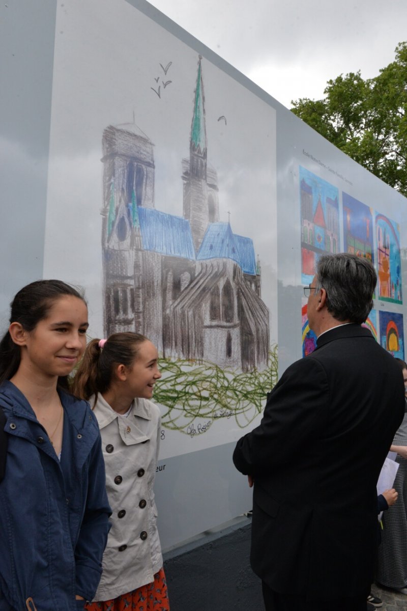 Inauguration de l'exposition de dessins au pied de la cathédrale. © Marie-Christine Bertin / Diocèse de Paris.