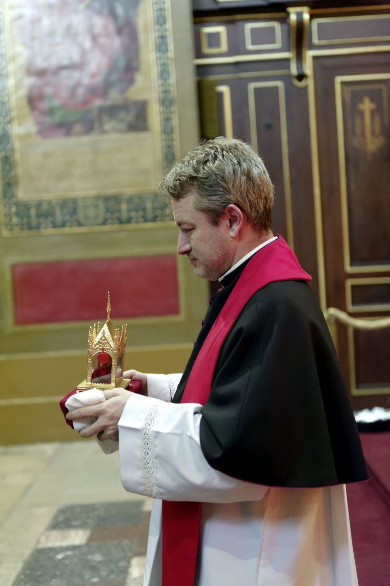 Vénération des reliques du bienheureux Vladimir Ghika à Saint-Louis d'Antin. © Trung Hieu Do / Diocèse de Paris.