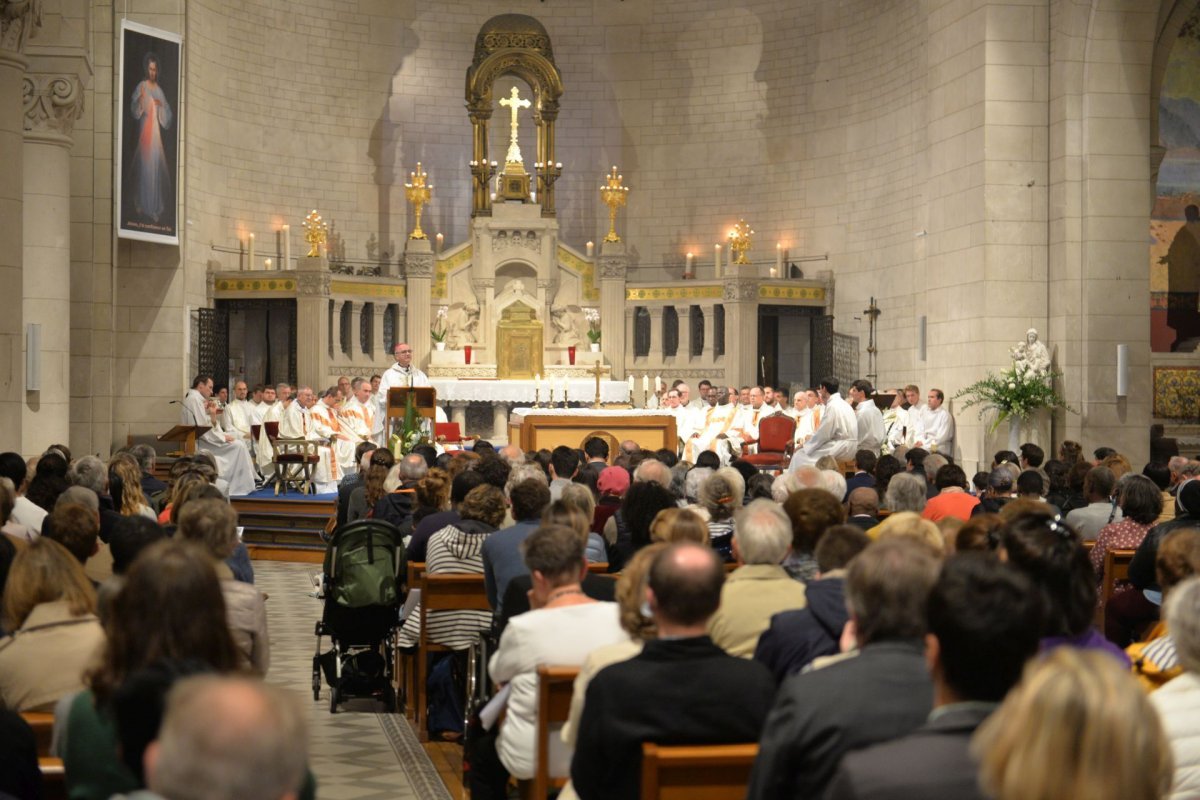 Ordinations diaconales en vue du sacerdoce à Saint-François de Sales. © Marie-Christine Bertin / Diocèse de Paris.