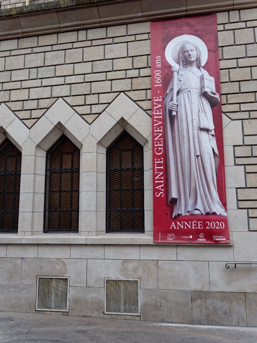 Partage des petits pains de sainte Geneviève par Notre-Dame de Grâce de (…). © Yannick Boschat / Diocèse de Paris.